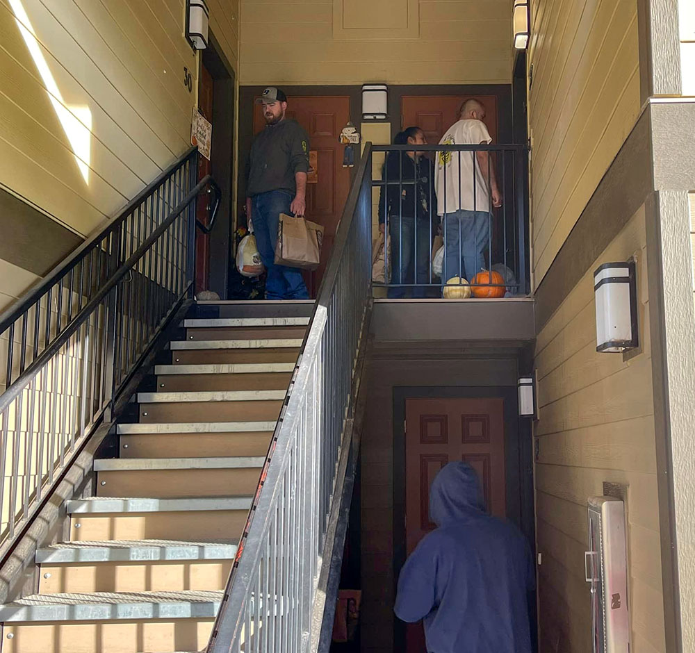 door knock MAD delivers Thankgiving meals